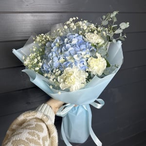 Букет с гортензией и диантусами