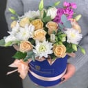 Шляпная коробка с цветами «Звездная пыль» из роз и эустом