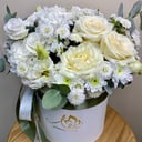 Шляпная коробка с цветами «Белая вьюга» из эустом и хризантем