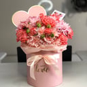 Шляпная коробка "Love" из роз и хризантем