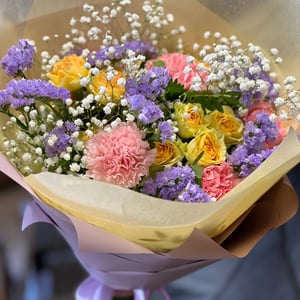 Букет «Карамелька» из гвоздик и роз