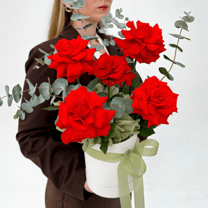 Букет «Красные французские розы в шляпной коробке»