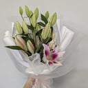 Букет «5 розовых лилий в дизайнерской упаковке»