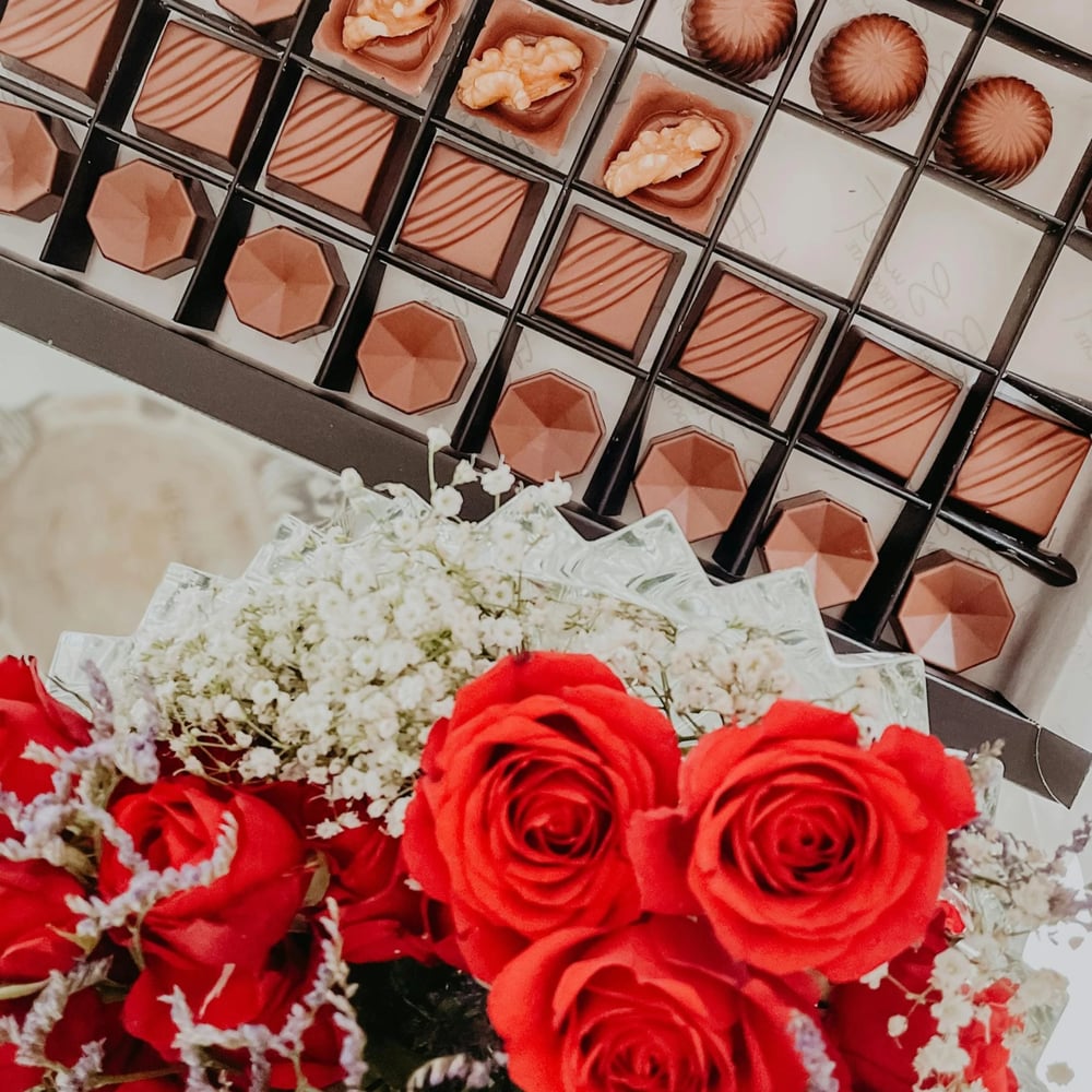 Luxury Eid flower arrangements in Dubai with dates and chocolates