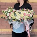 Шляпная коробка с цветами «Акварель» из роз и эустом