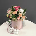 Шляпная коробка с цветами «Персиковое безе» из гвоздик и роз