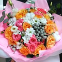 Нежный букет с экзотикой из роз и эустом