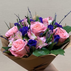 Букет «Трепетная любовь» из ирисов и альстромерий