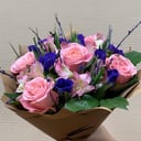 Букет «Трепетная любовь» из ирисов и альстромерий