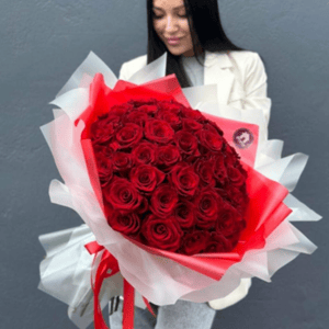 Букет красных роз с оформлением