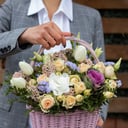 Корзина с цветами «Девичья любовь» из роз и эустом