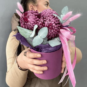 Шляпная коробка с цветами «Комплимент из бигуди»