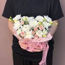 Шляпная коробка с цветами «Пудровая композиция с лизиантусом 022» из роз и эустом