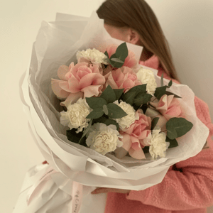 Сборный букет с диантусами из гвоздик