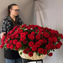 Корзина с кустовыми красными розами