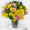 Тропический рассвет из гвоздик и хризантем