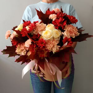 Коробка с цветами «Осенняя композиция с дубовыми листьями» из гвоздик и роз