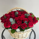 Корзина с розами и эвкалиптом