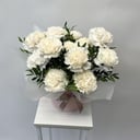 Шляпная коробка с цветами «Композиция из диантусов и фисташки» из гвоздик