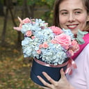 Шляпная коробка с цветами «Смурфета» из роз и гортензий