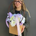 Коробка с цветами «Сумочка Мини» из хризантем и роз