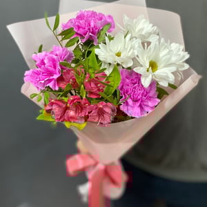 Букет «Лёгкий флирт» из гвоздик и хризантем