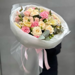 Букет из кустовой розы и альстромерии