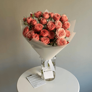 Букет коралловых кустовых розочек