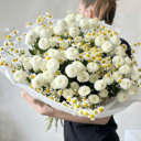 Букет из кустовых ромашек и хризантем