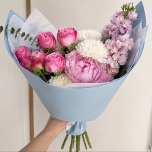 Букет-комплимент с пионом из экзотических цветов и роз