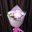 Букет «Мимишный кулечек» из хризантем и фрезии