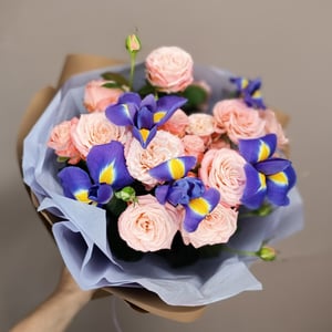 Букет «Бабочки» из ирисов и роз