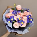 Букет «Бабочки» из ирисов и роз