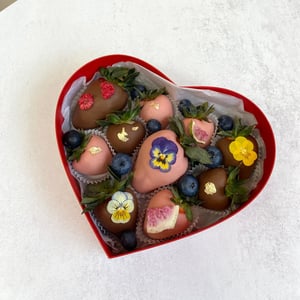 Композиция из клубники «Сердце S с Виолой»