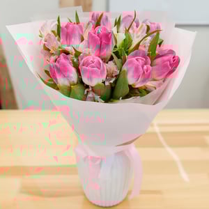 Букет «Рассвет чувств» из тюльпанов и альстромерий