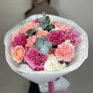 Авторский букет с пионовидной розой из эустом и гвоздик