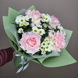 Букет из французских роз и Сантини