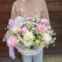 Корзина ромашек и пионов из ромашек и эустом