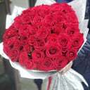 Букет «51 роза в белом крафте»