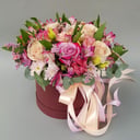 Шляпная коробка микс из роз и альстромерий