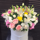 Цветы в шляпной коробке из эустом и роз