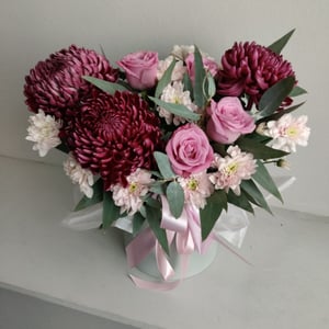 Шляпная коробка с цветами «Композиция хризантемы Бигуди и розы»