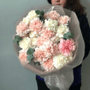 Букет из гвоздик с эвкалиптом