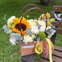 Шляпная коробка с цветами «Теплая осень» из гвоздик и ромашек