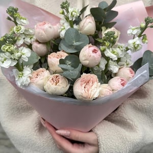 Букет из пион роз с ароматной маттиолой