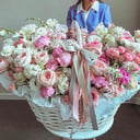 Корзина с цветами «Карамель» из эустом и роз