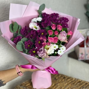 Букет «Ромашковое поле» из хризантем и роз