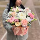 Шляпная коробка с цветами «Hatbox 01» из роз и эустом