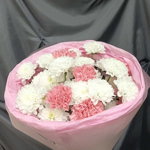 Нежный букет с хризантемами и диантусами из гвоздик