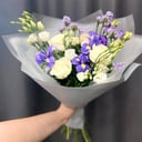 Букет «Белые розы и ирисы в стильной упаковке»